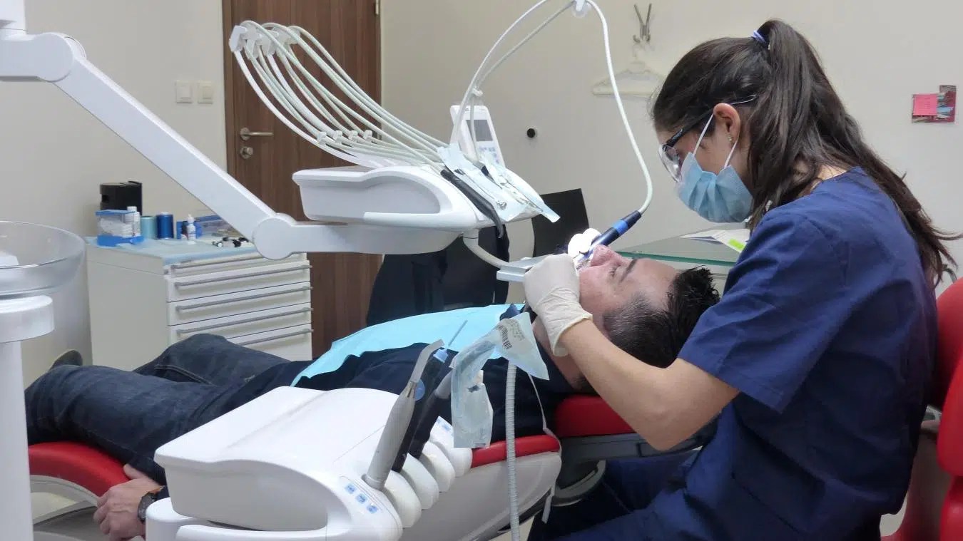 Quelles qualifications pour exercer le métier de dentiste ? ECity