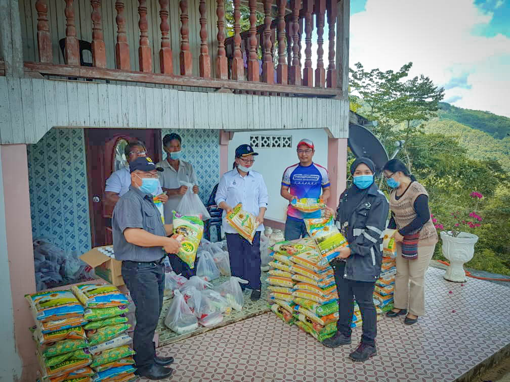 Serba Dinamik Distributing Aid For Families In Kota Marudu Serba