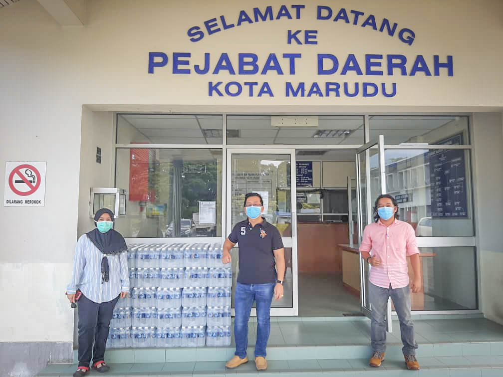 Serba Dinamik Distributing Aid For Families In Kota Marudu Serba