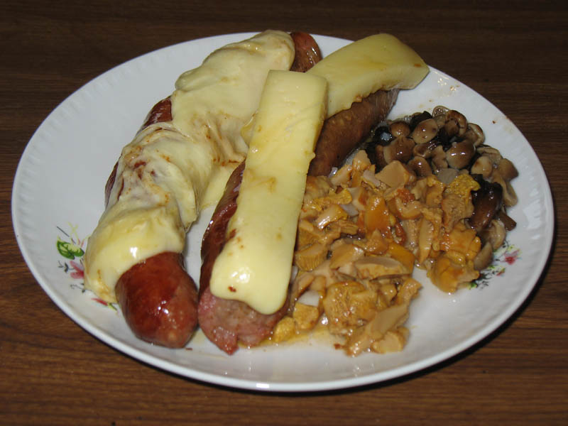 Carnat prajit cu cascaval si salata de ciuperci de padure