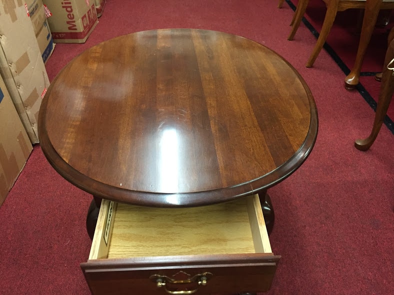 Broyhill Oval Lamp Table 👍
