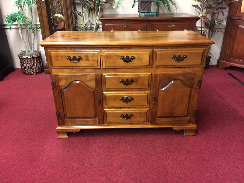 Charming Vintage Moosehead Furniture Maple Server with Colonial Look