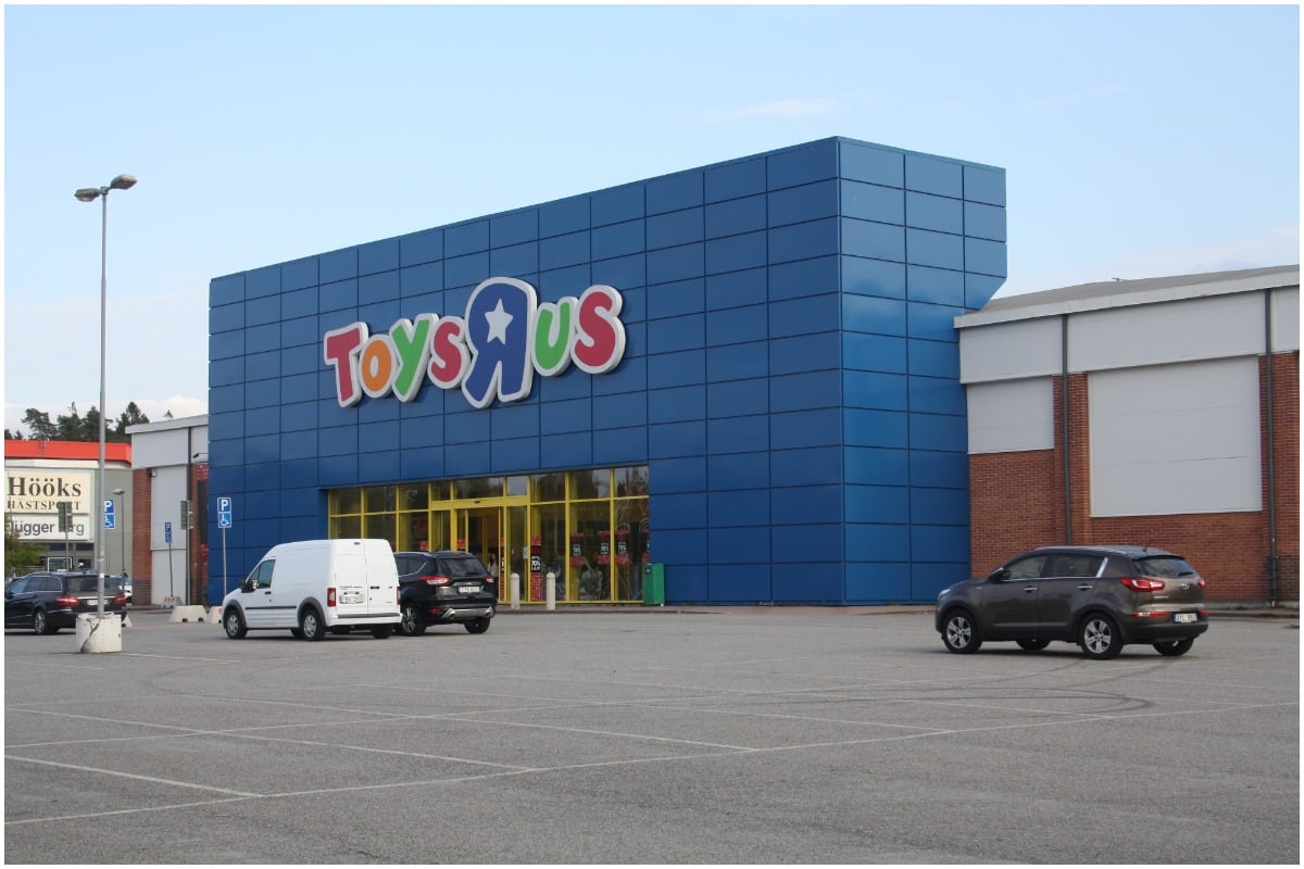 Toys R US to Close 800 US Stores, Files for Bankruptcy • EBONY