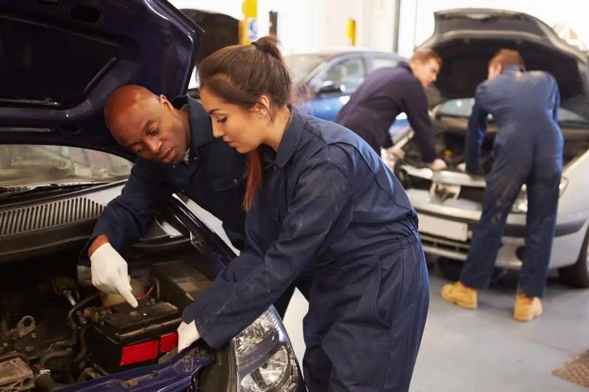 Astuces pour bien choisir son école de mécanique automobile