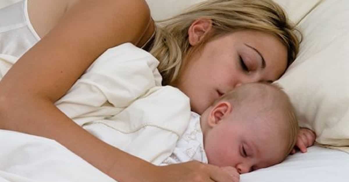 Los bebés deben dormir con su madre hasta los 3 años, dice un médico
