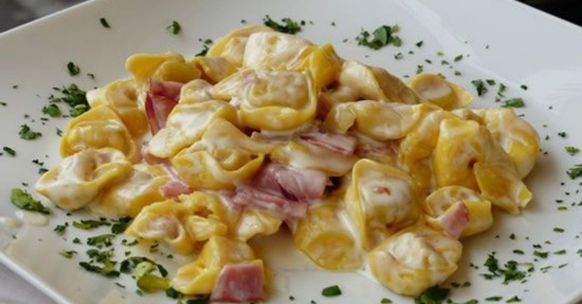 Cómo preparar una fácil receta de tortellini con salsa cremosa de queso