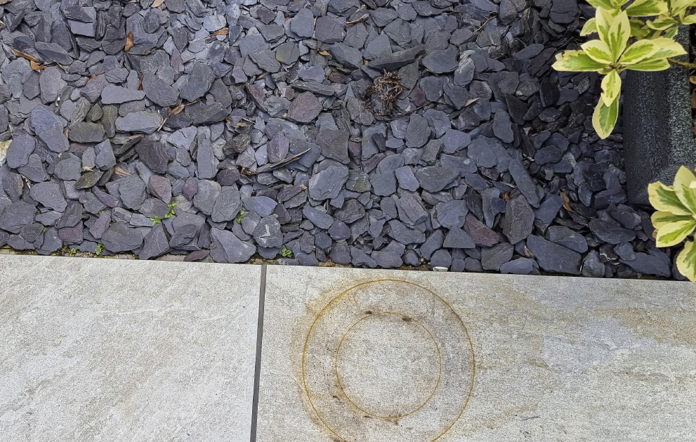 How to remove rust from paving slabs ECOPROTEC