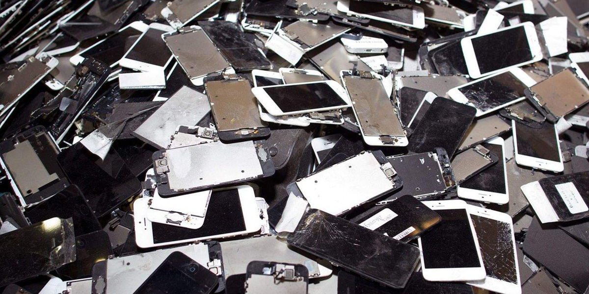 Why Apple Deliberately Slowing Down iPhones Is Harming the Environment