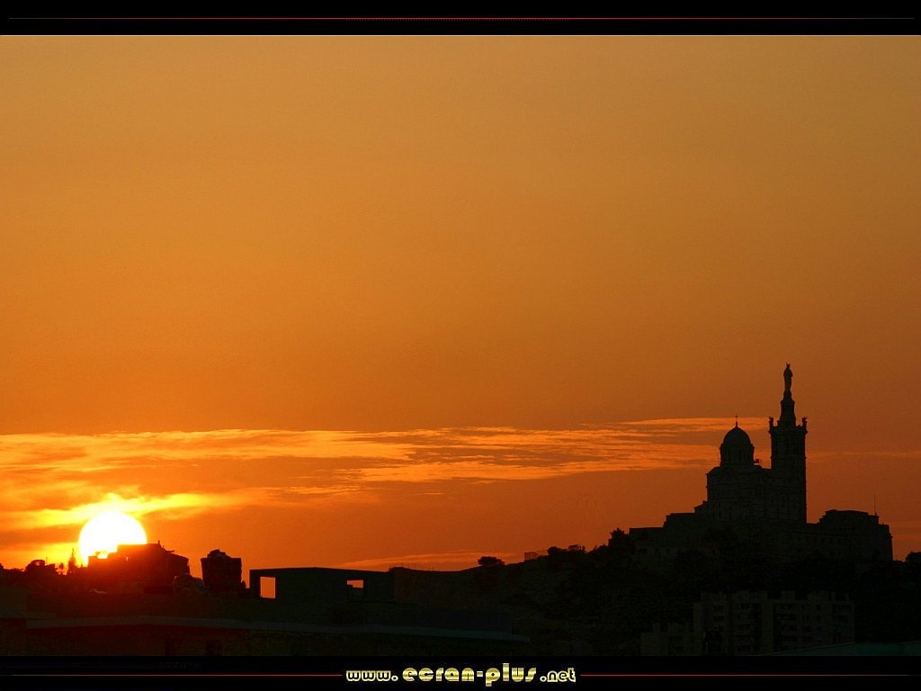 Ecran + Plus __ Coucher de soleil sur Notre Dame de la