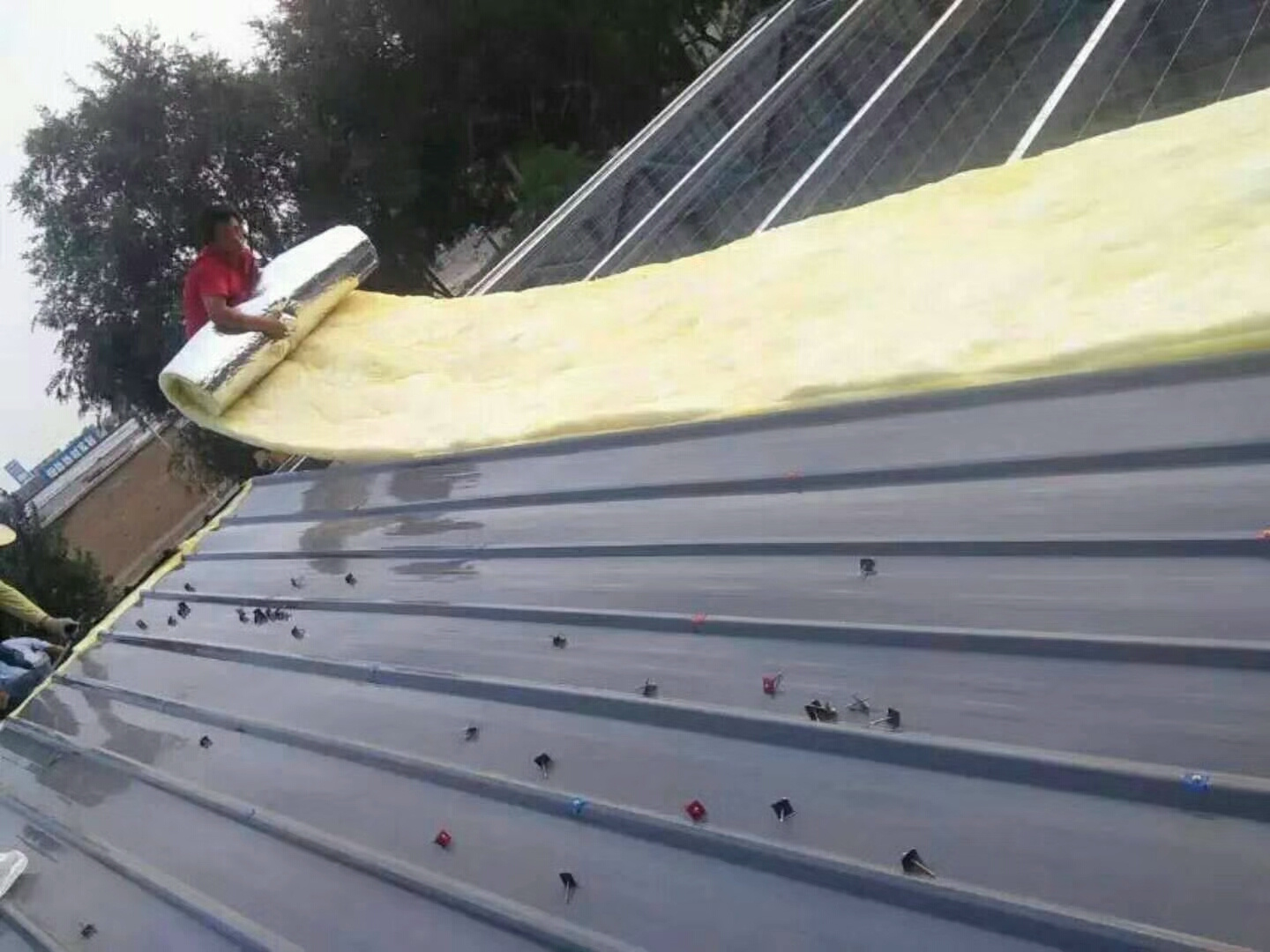 Cheap fiberglass wool roll insulation blanket 48kg/m3 glasswool 25mm