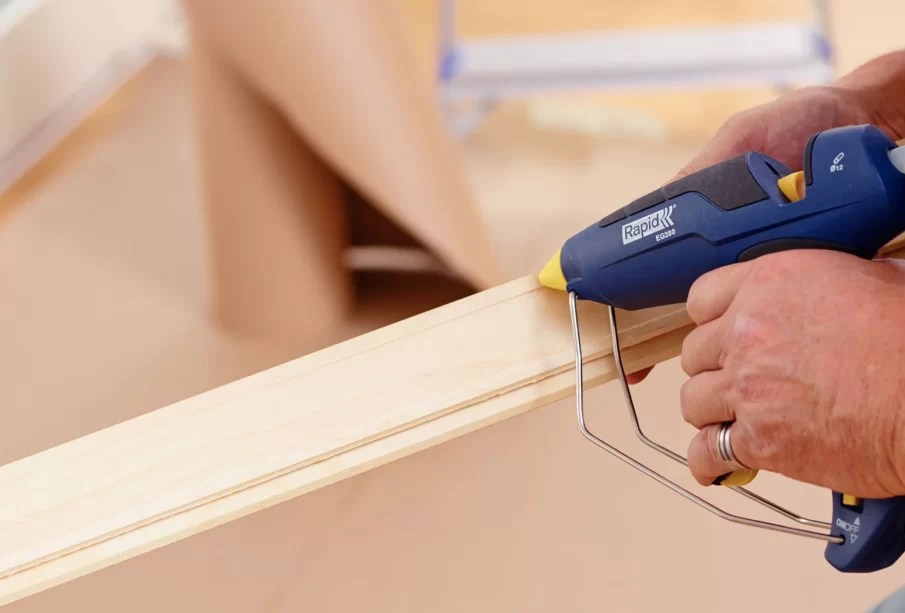 Use skirting board glue as a perfect solution for a seamless finish home