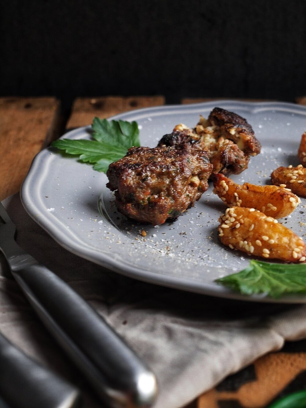 Gefüllte Feta Frikadellen + knusprige Sesamkartoffelspalten