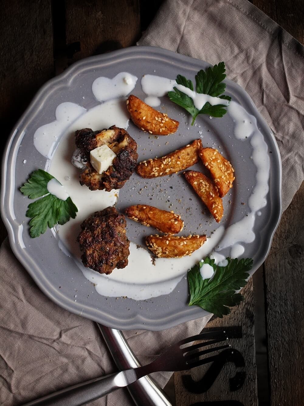 Gefüllte Feta Frikadellen + knusprige Sesamkartoffelspalten