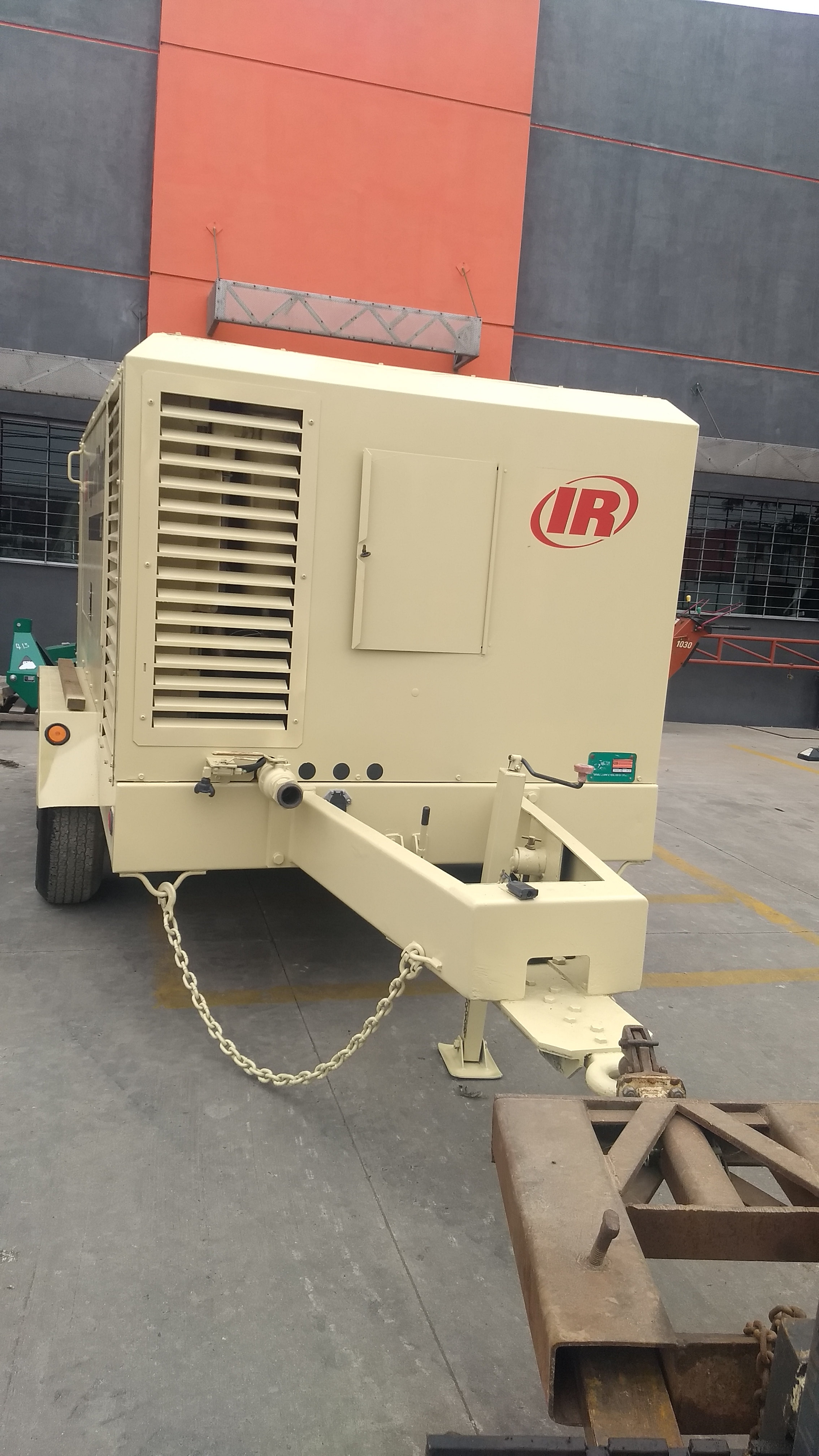 2007 Ingersoll Rand 825 CFM 3917 Pull Out Compressor