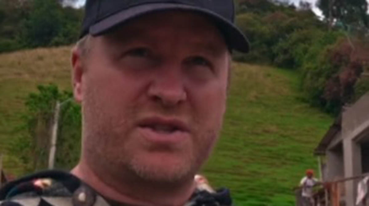 Aaron Murphy entrega 250 000 dólares en barrio de Tulcán para construir