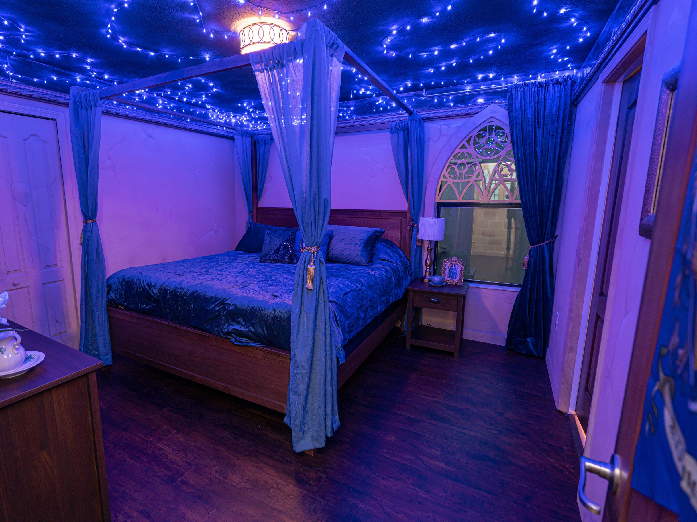 Puedes alojarte en un enorme Airbnb con temática de 'Harry