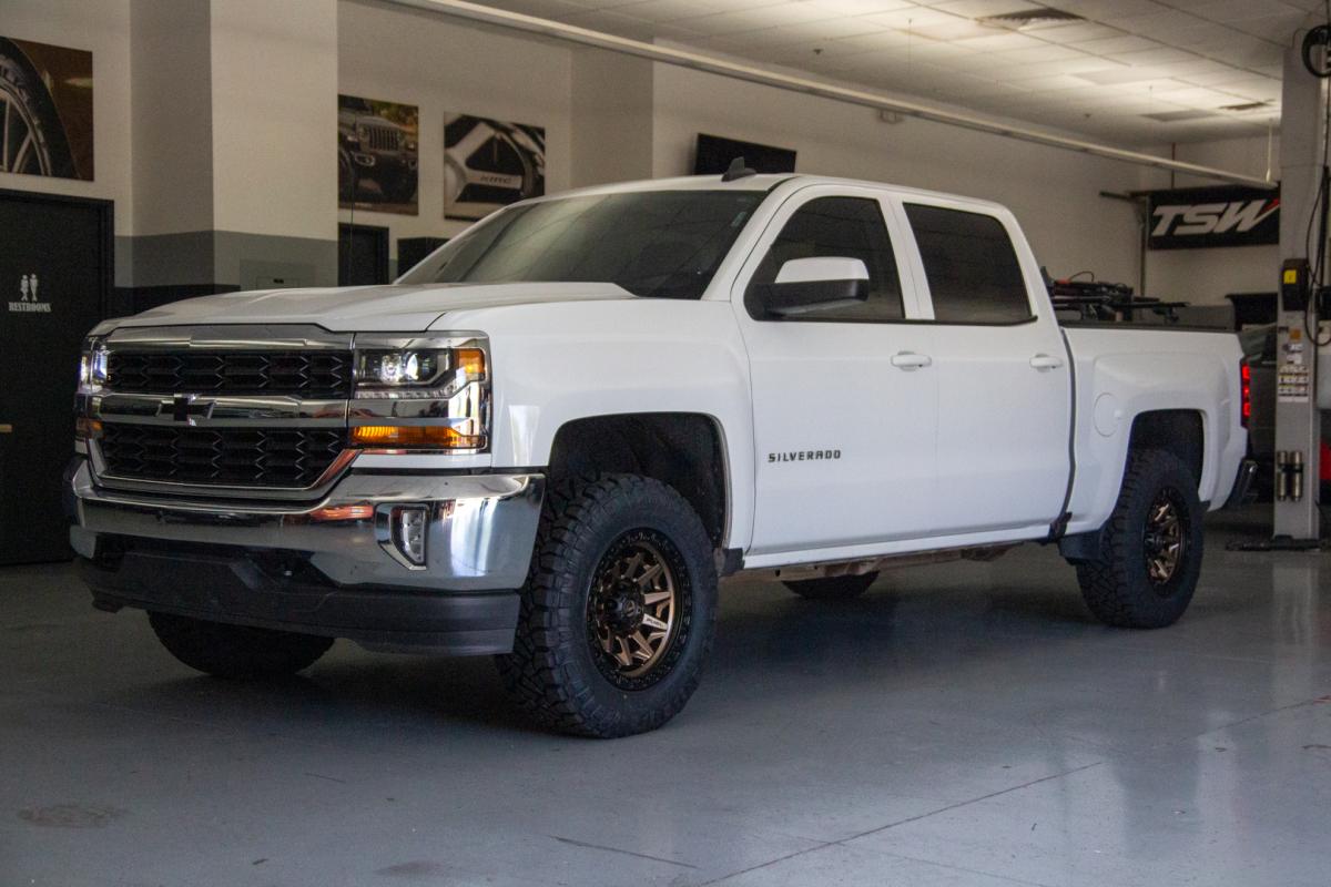 18 Inch Fuel Covert in Bronze w/ Black Lip D696 on a 2018 Chevrolet Silverado 1500 Element Wheels
