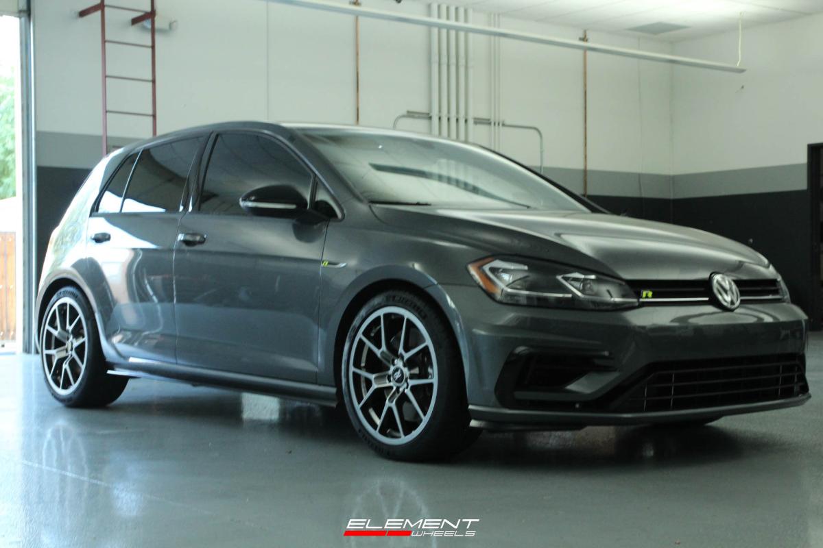 18 Inch Neuspeed RSe10 in Gloss Hyper Black on 2019 Volkswagen Golf R