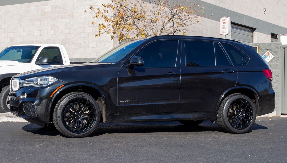 20 inch Staggered Variant Radon Gloss Piano Black on a 2015 BMW X5 F15