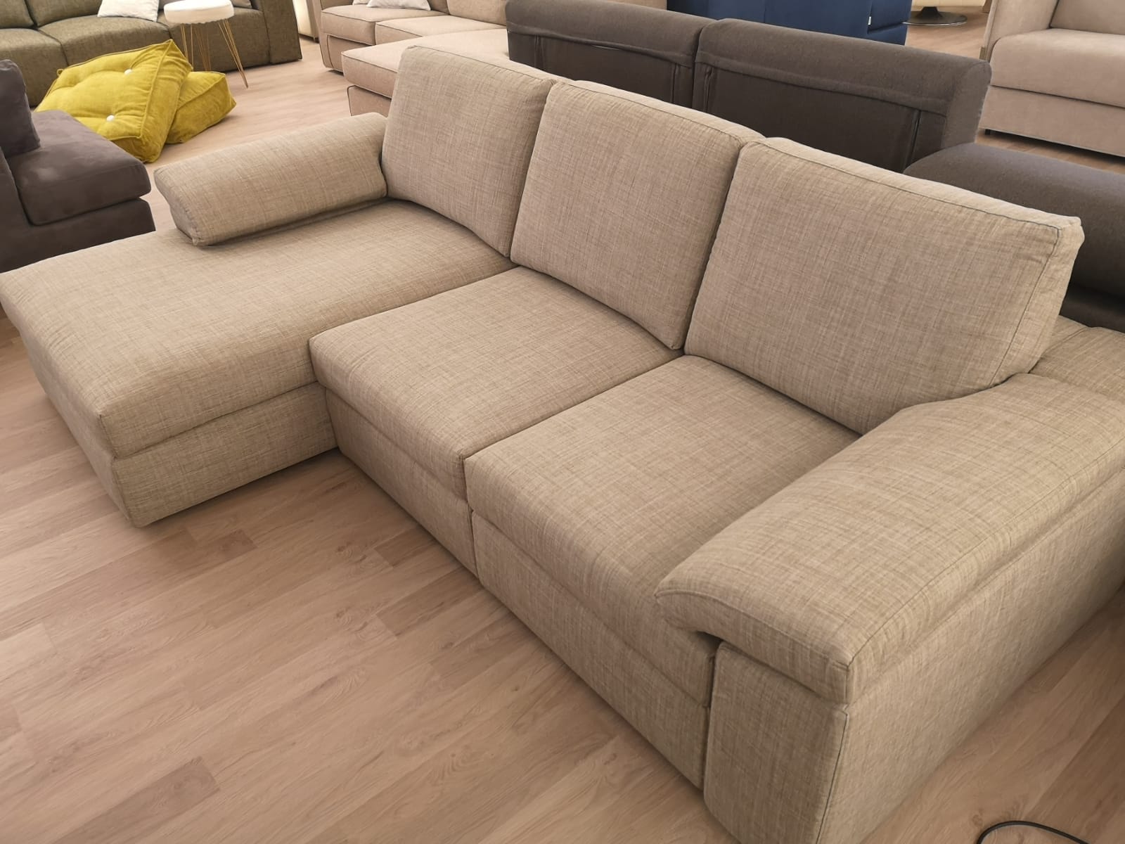 Web divani&divani, è la prima catena di negozi italiana specializzata nel franchising di poltrone, divani e complementi d'arredo. Web na seção canais de tv você encontra a lista de todos os canais que transmitirão a partida entre uyss new york u18 e pontedera u18 ao vivo. Ellepi divani e poltrone