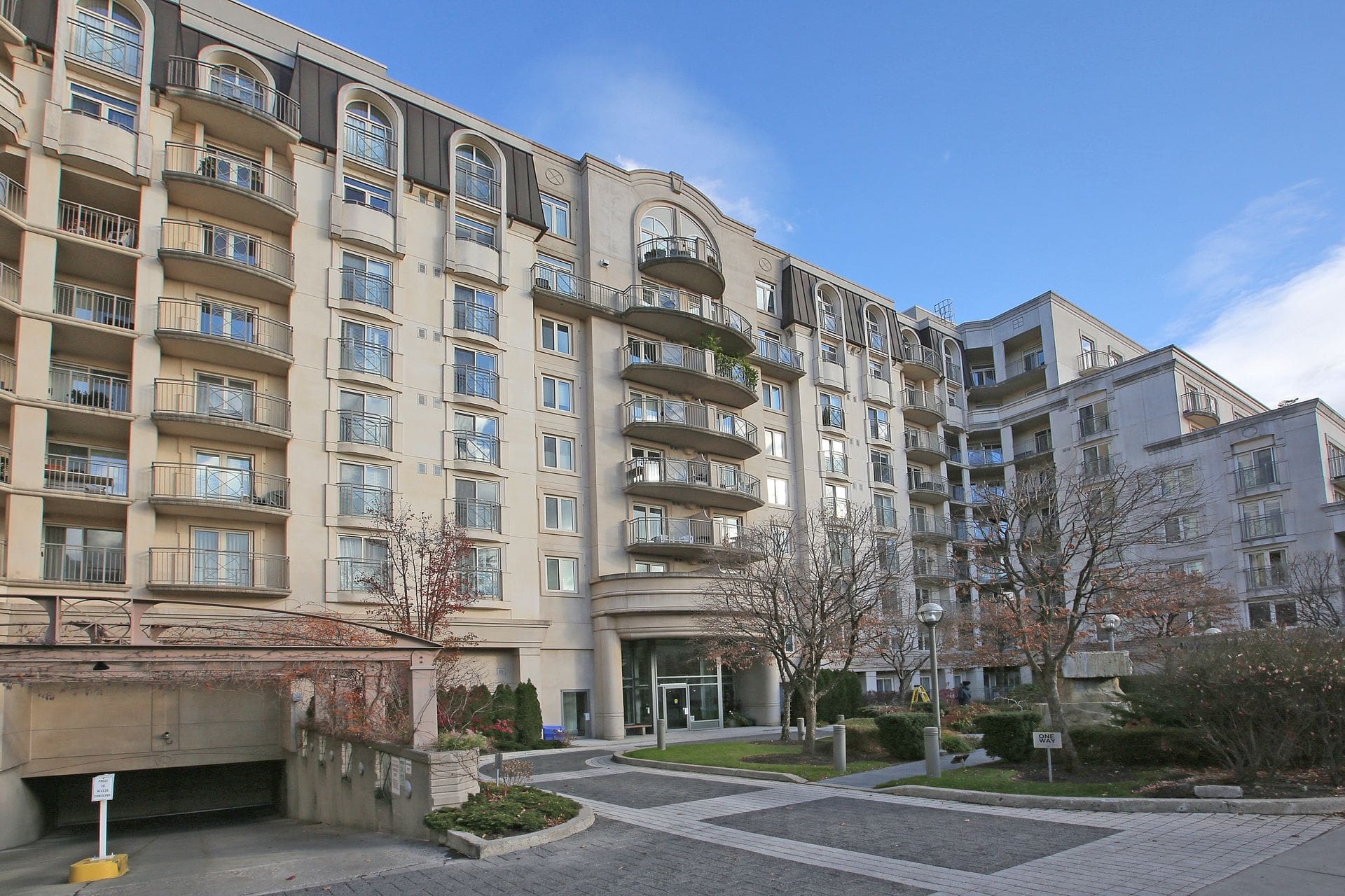 1 Balmoral Avenue 323 Elli Davis, Toronto Real Estate Agent