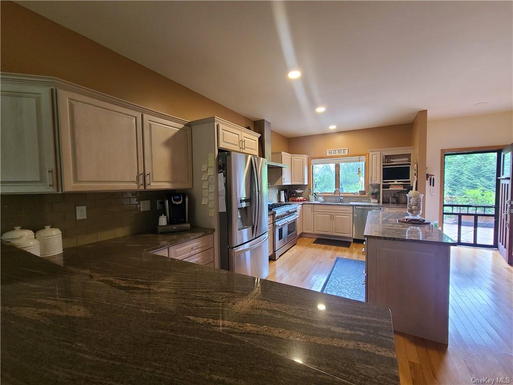 1408 2 Bedroom Log Home Elliott & Pomeroy Real Estate