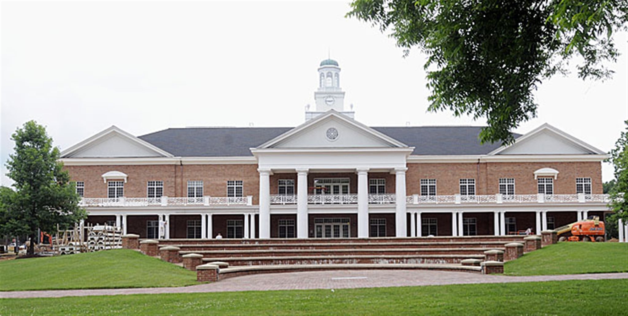 Elon University / Today at Elon / Faculty and staff begin move into Lindner Hall