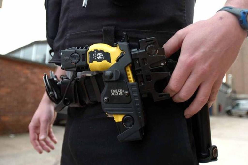 ¿Qué son las pistolas eléctricas y por qué las usa la Policía de EUA?