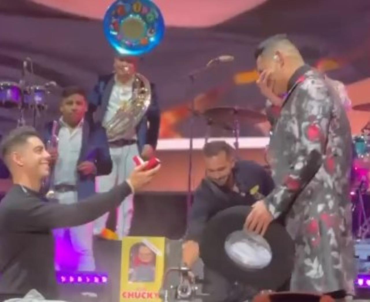 Eduin Caz's brother from Grupo Firme gets engaged in concert in New(022)