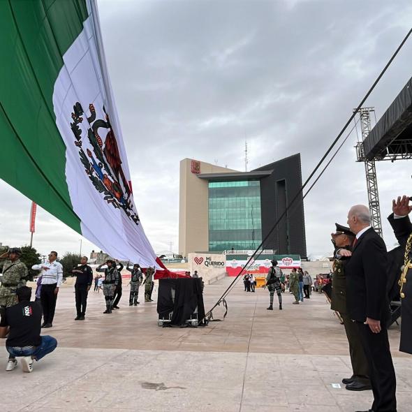 Realizan desfile cívico-militar en Torreón por el 215 Aniversario de la Independencia de México