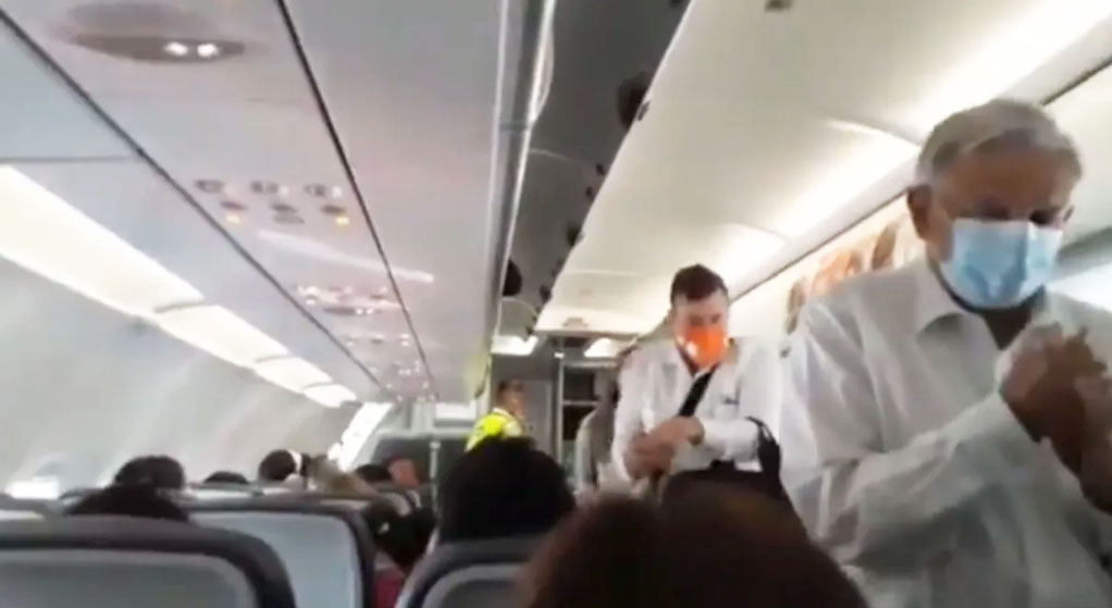 Viva Aerobus suspende venta de alcohol en avión abordado por AMLO El