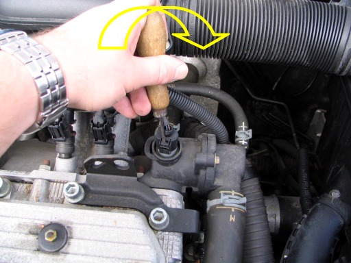 Removing oil pressure sensor connector Skoda Fabia Mk I BRISKODA