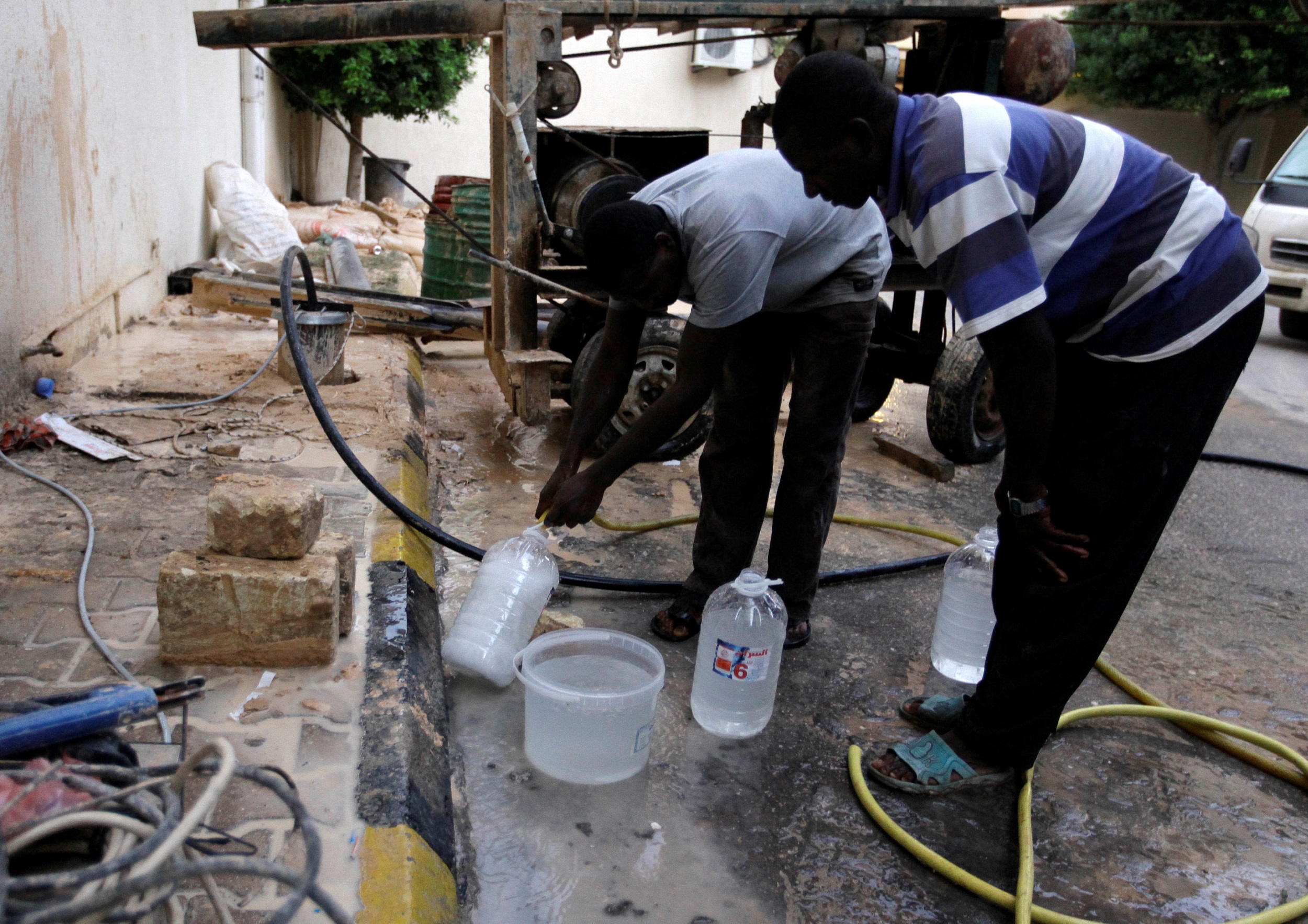 Libyans dig for water in latest test for capital's residents eNCA