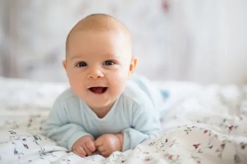 Bébé régurgite : est-ce normal ? Que faire ? - enjoy family