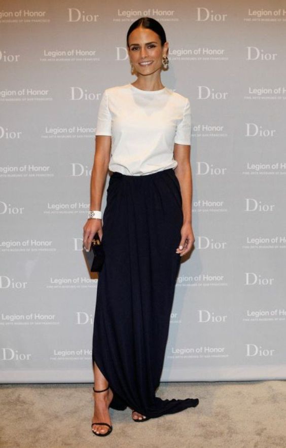 look avec un tee-shirt blanc et jupe longue 