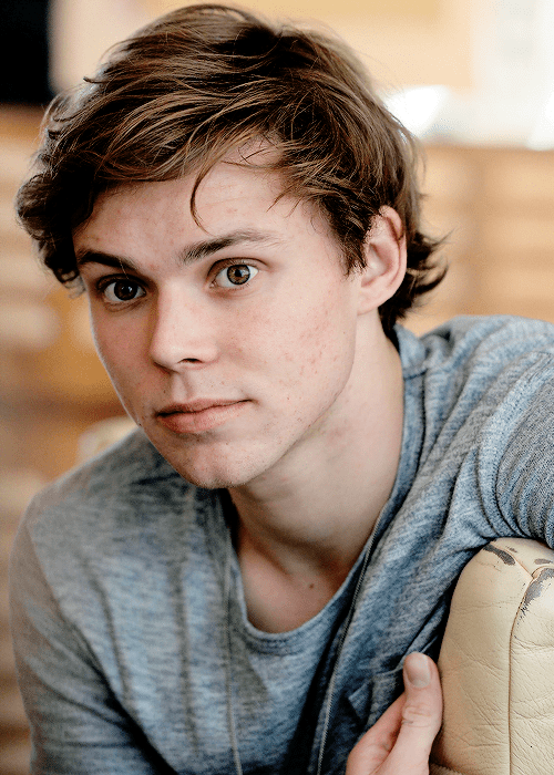 Ashton Irwin Wiki Young, Photos, Ethnicity & Gay or Straight