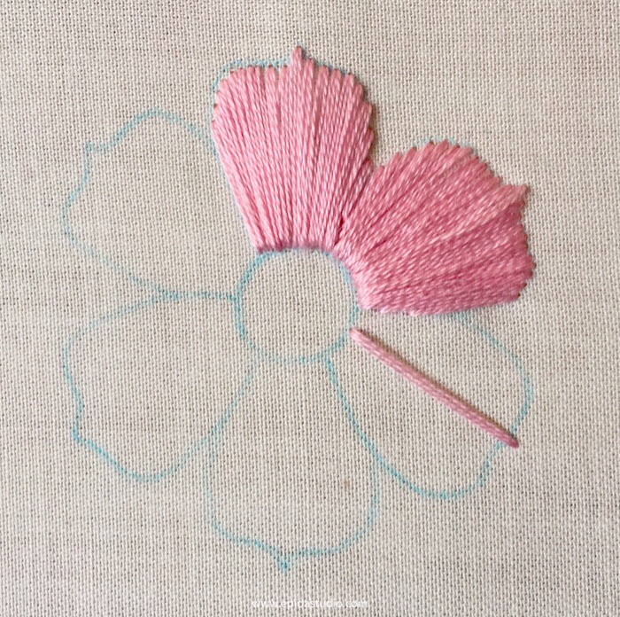 Stitching a motif with satin stitch Epida Studio
