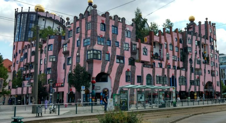 HundertwasserHaus in Magdeburg kopf.lastig