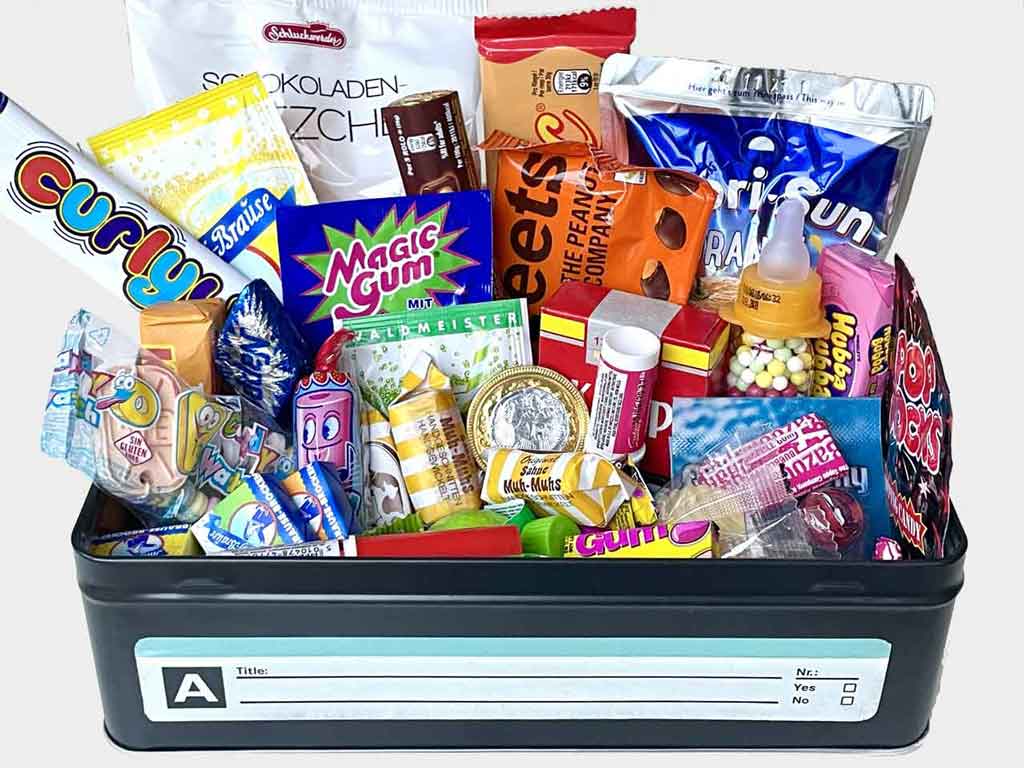 Geschenkkorb mit RetroSüßigkeiten der 70er & 80er Jahre