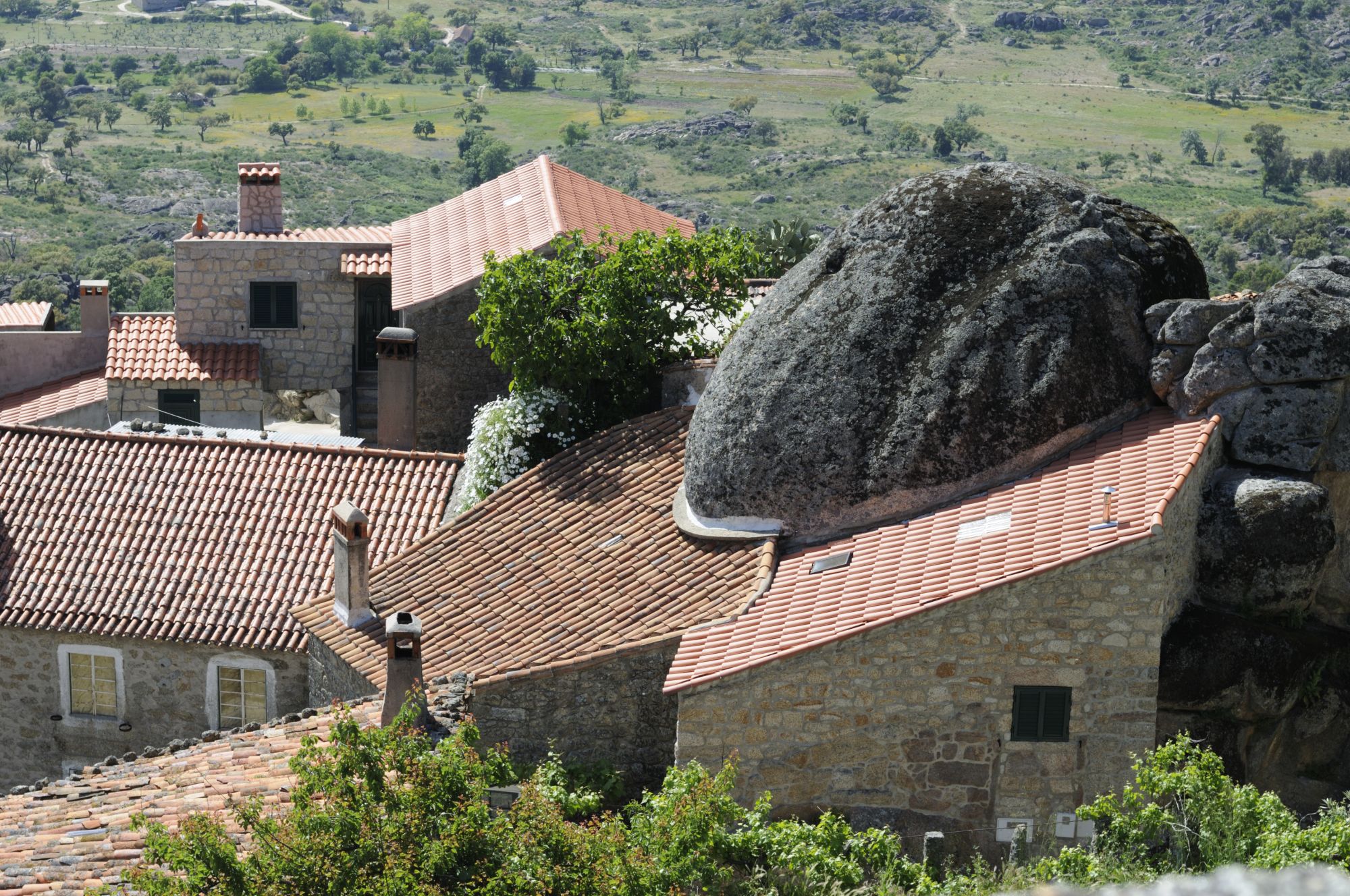 Turismo rural en Monsanto, pueblo aplastado