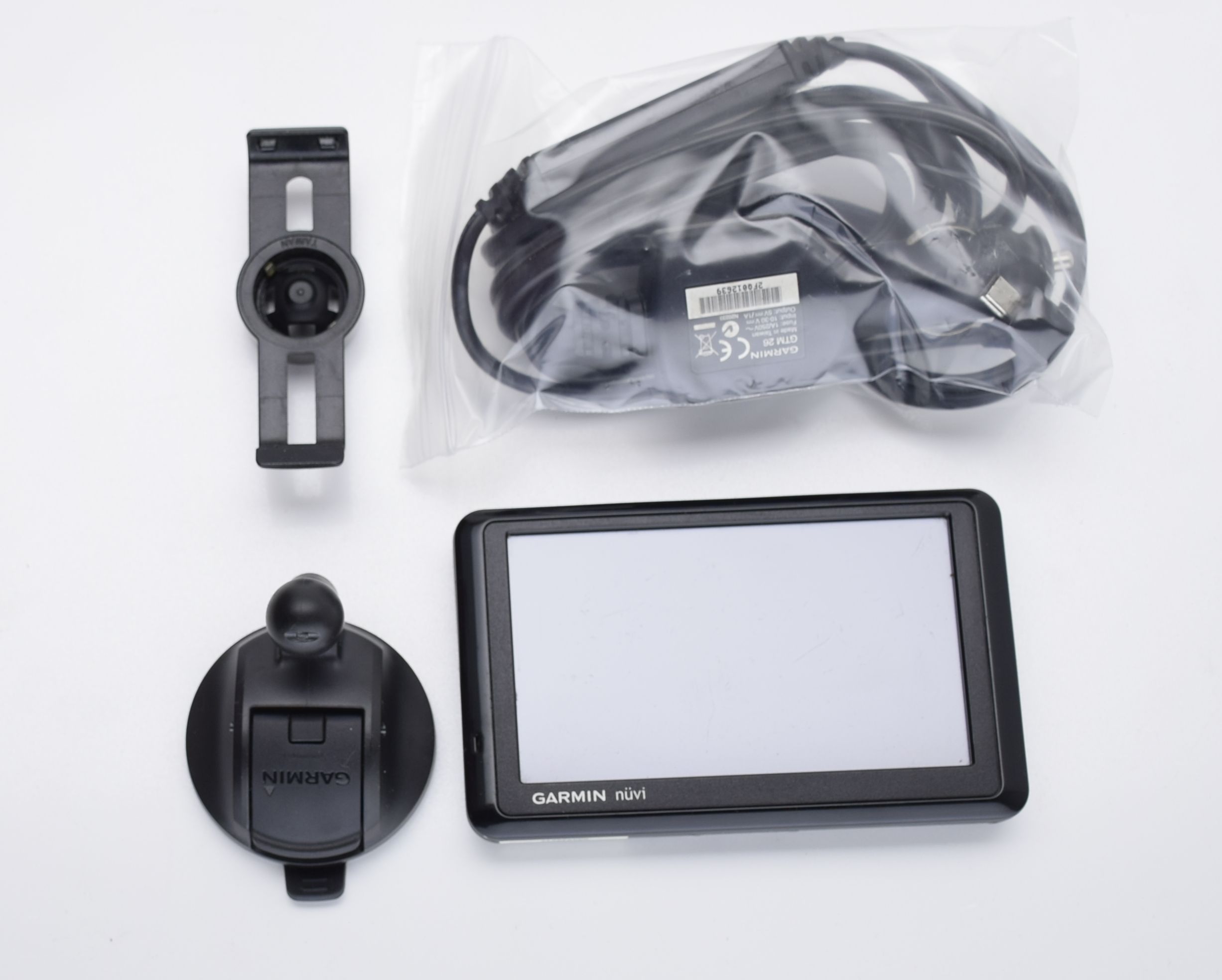 Garmin Nuvi 1390LMT GPS Navigator + Cables Bundle Lifetime
