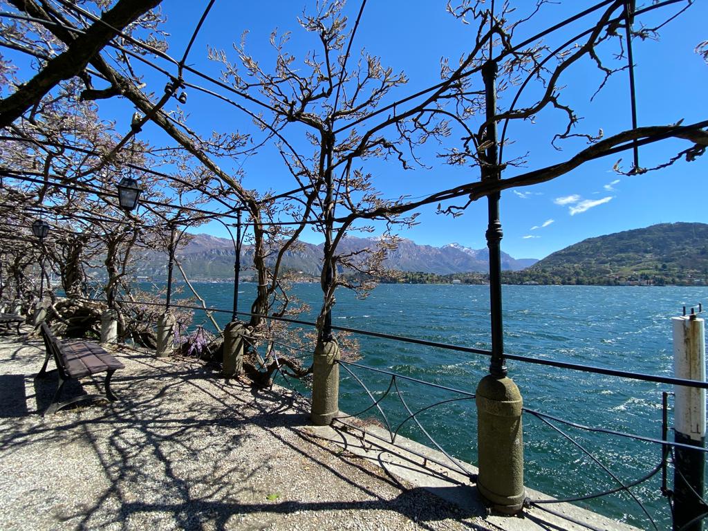 Turisti sul Lago di Como weekend pasquale da tutto esaurito
