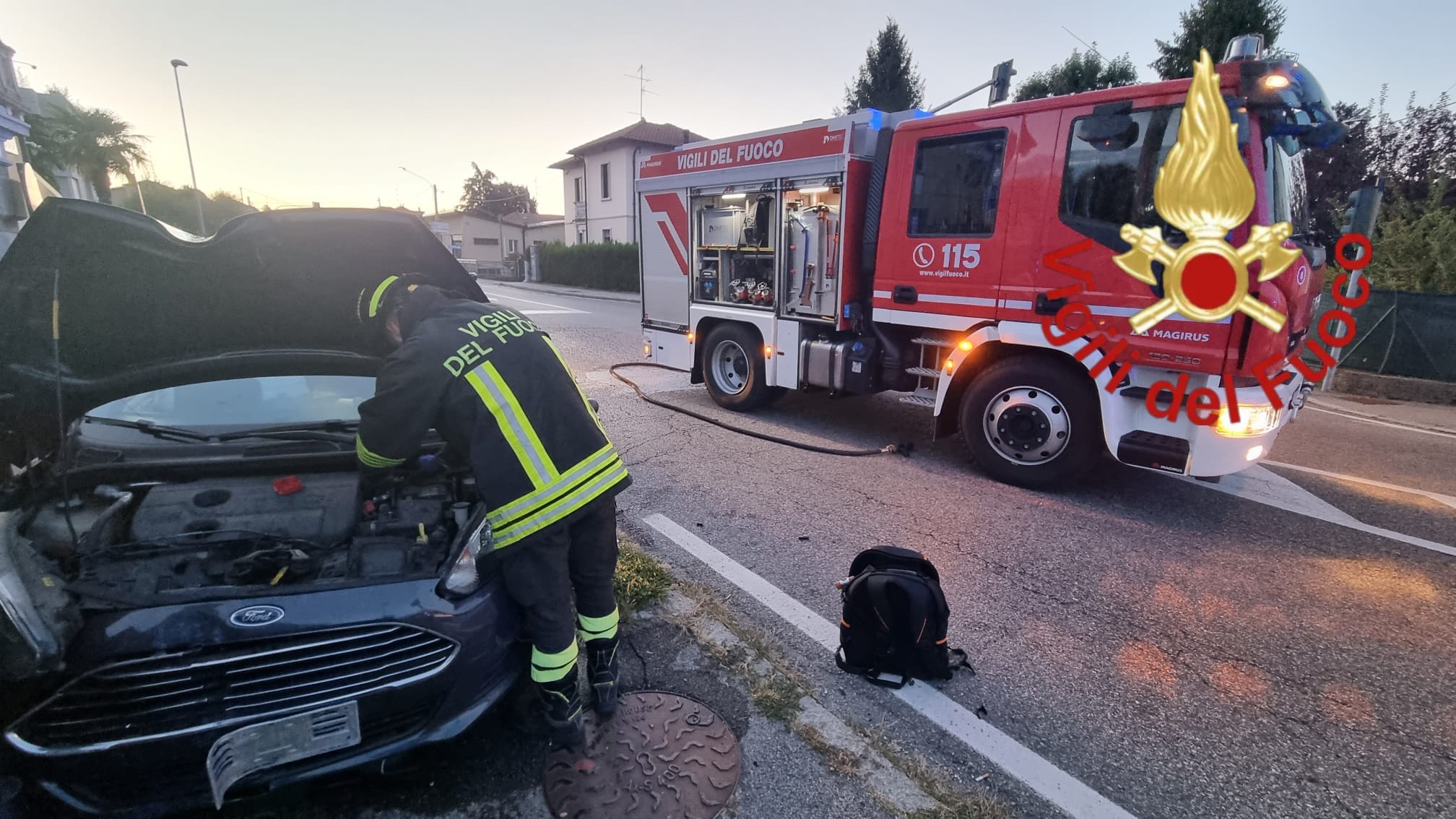 Incidente a Lurate Caccivio, un'auto finisce contro un semaforo