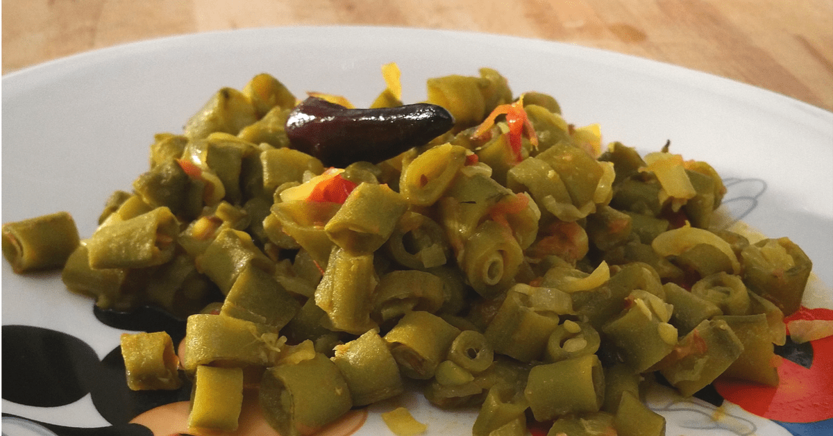 Habas en su vaina guisadas con tomate. Habas tiernas guisadas.