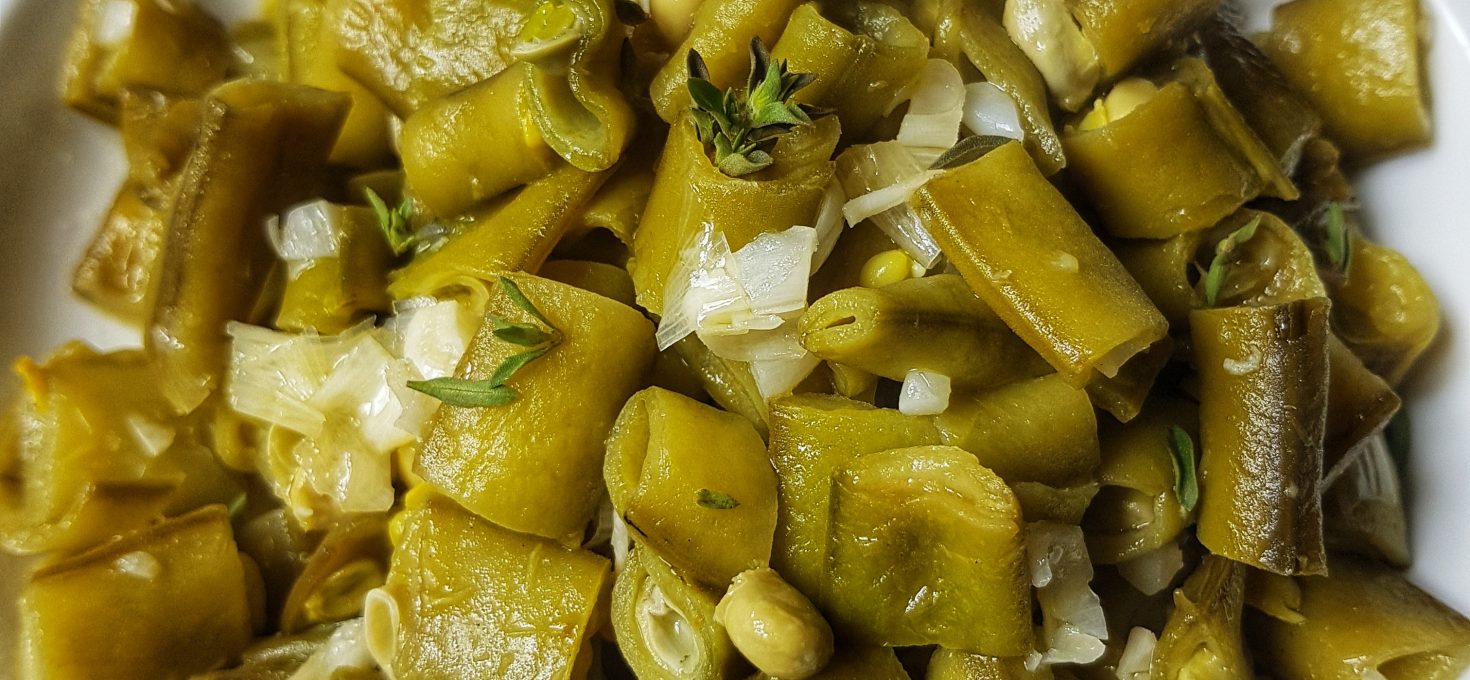Habas en su vaina al ajillo. Receta de habas en su vaina