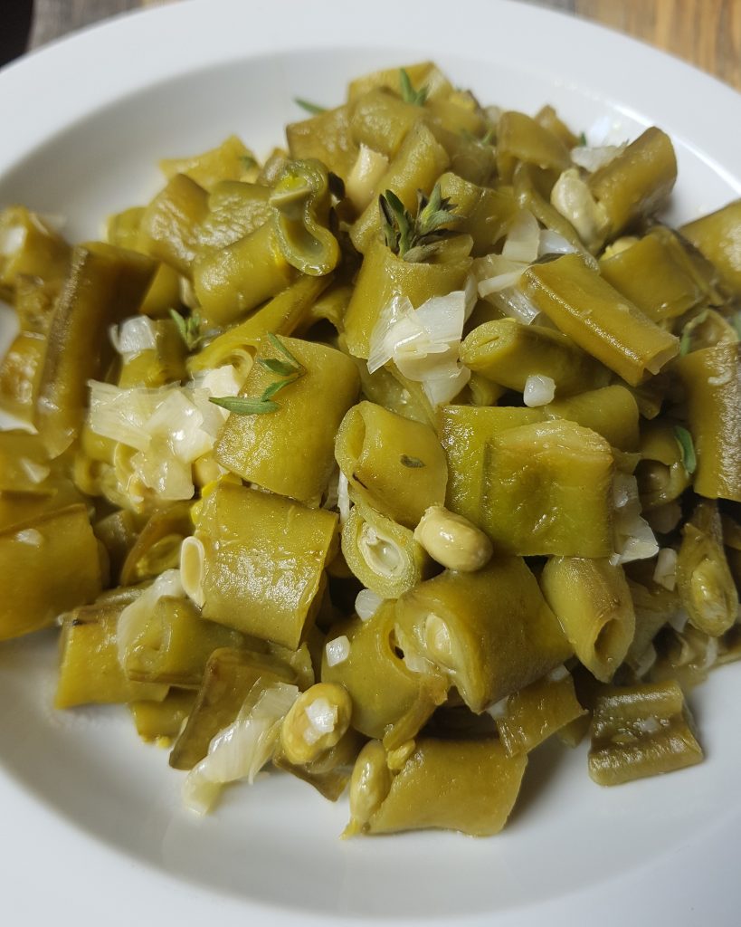 Habas en su vaina al ajillo. Receta de habas en su vaina