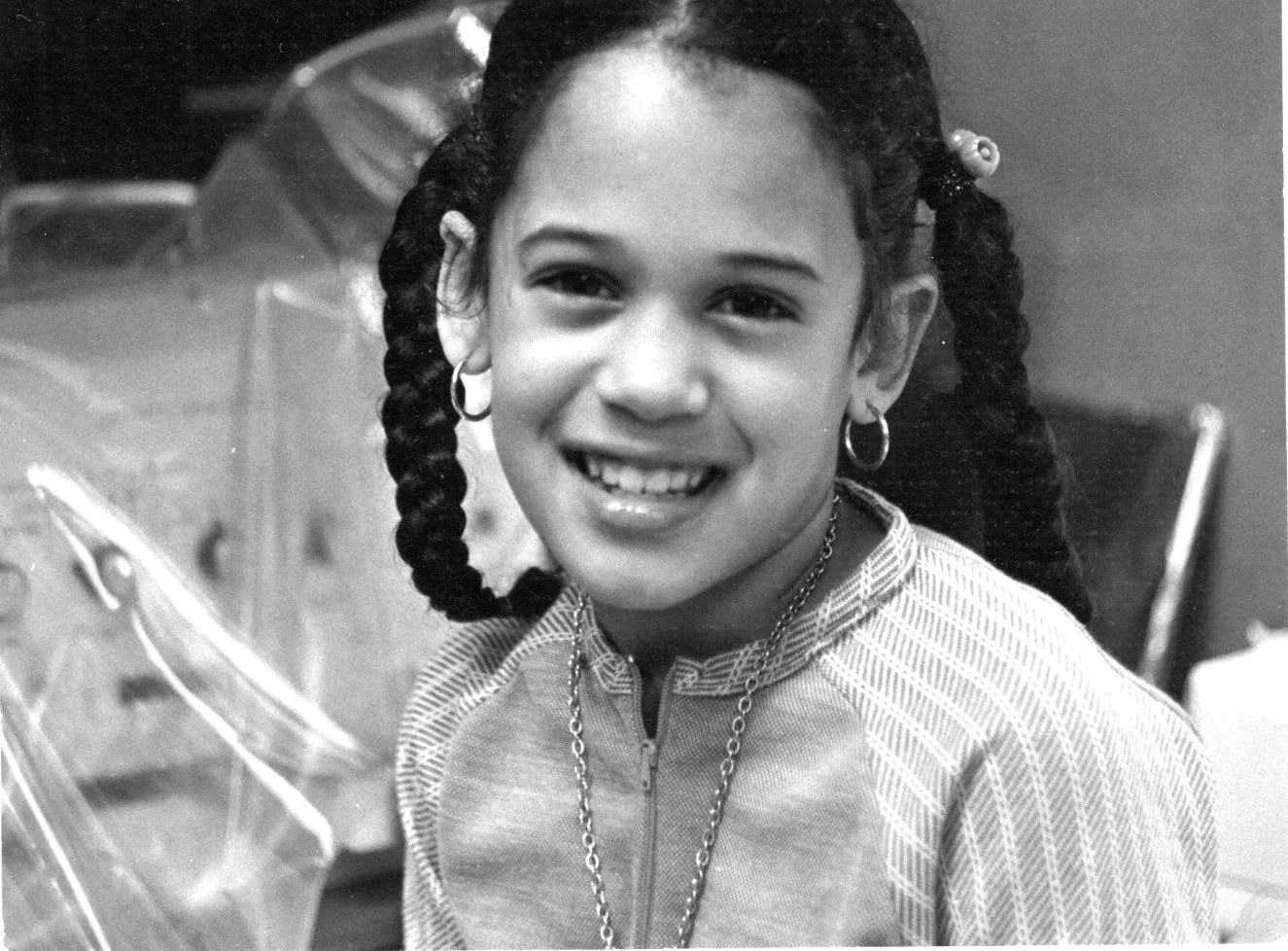 13 Beautiful Photos Of Kamala Harris & The Women Who Held Her High On(03)