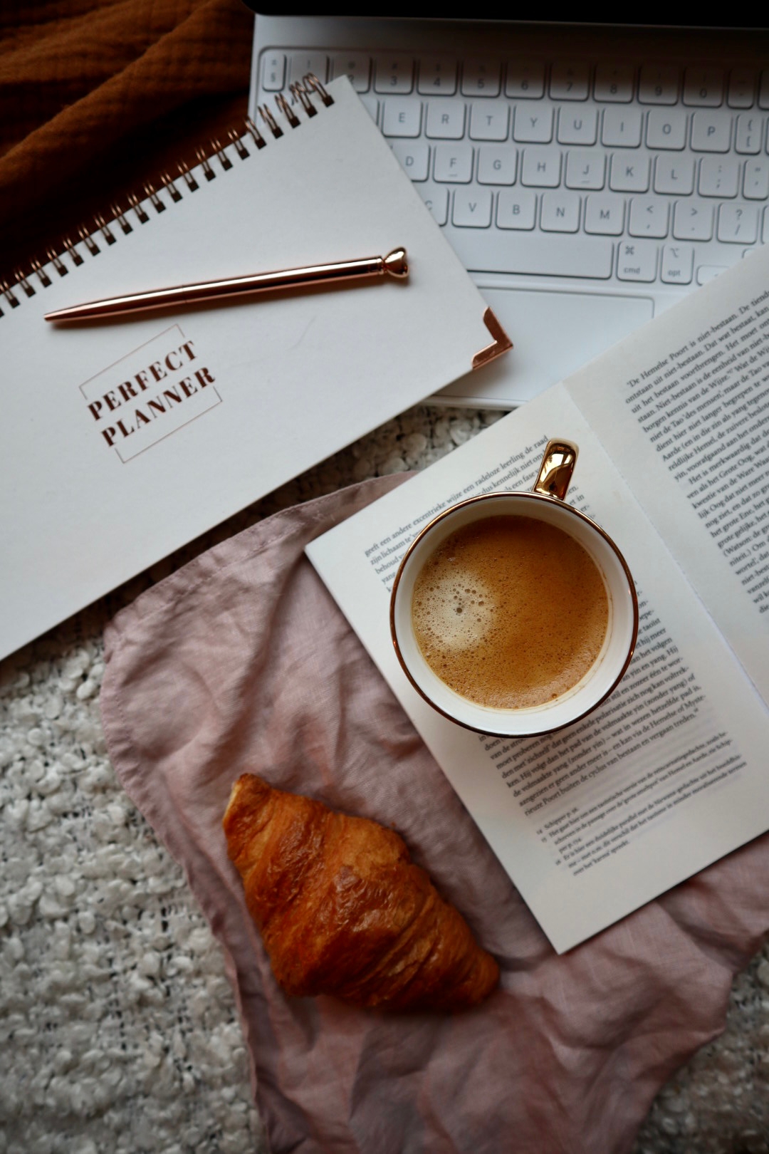 Aesthetic home office items - essyspictures