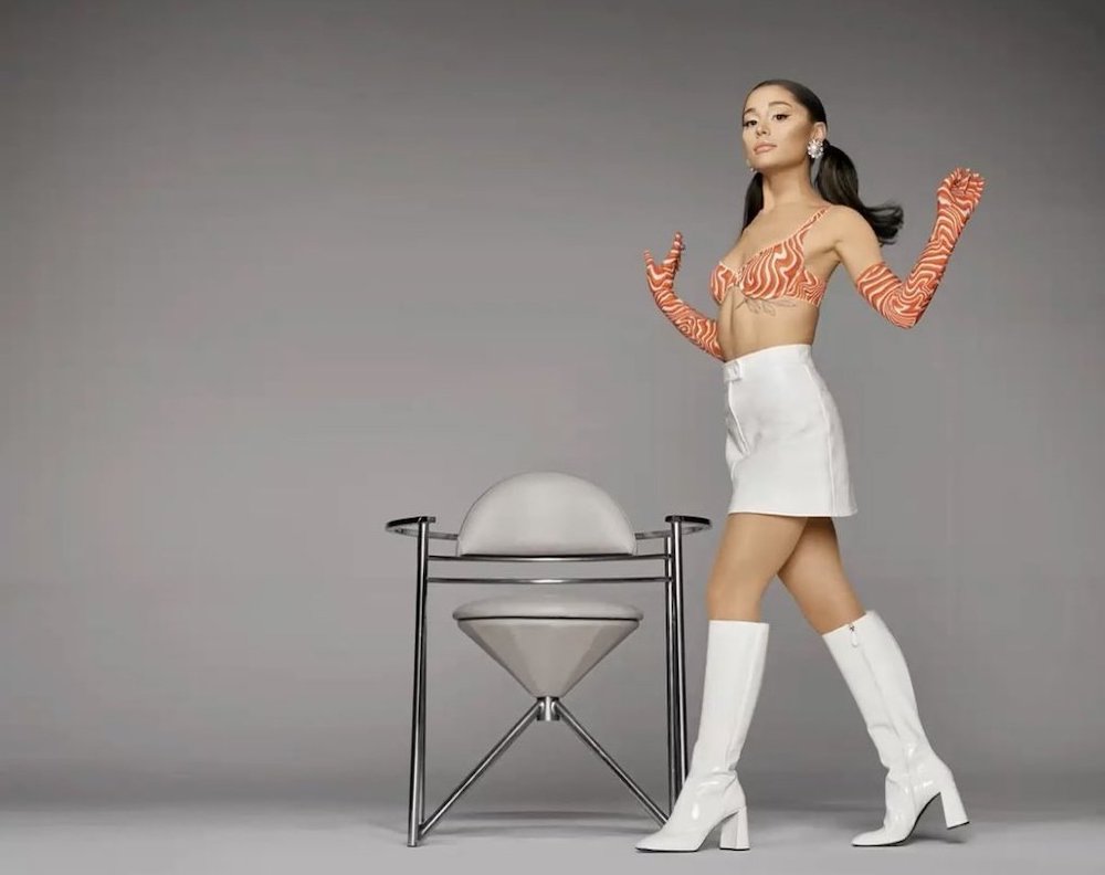 Ariana Grande lança marca própria de maquiagens, a r.e.m Beauty Estilozzo
