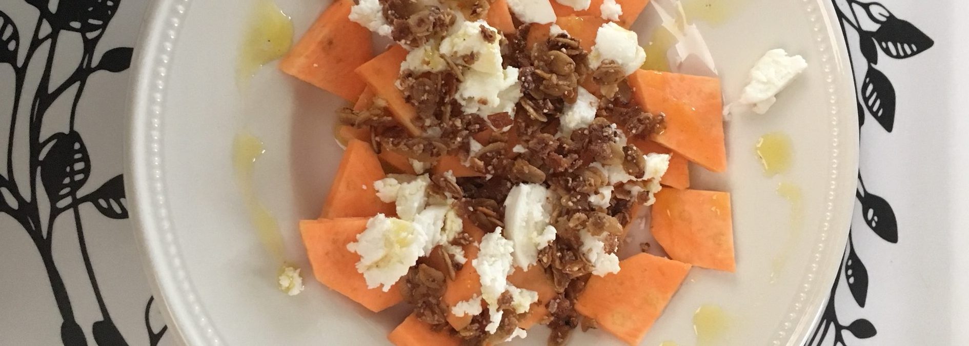 Salade van zoete aardappel met geitenkaas